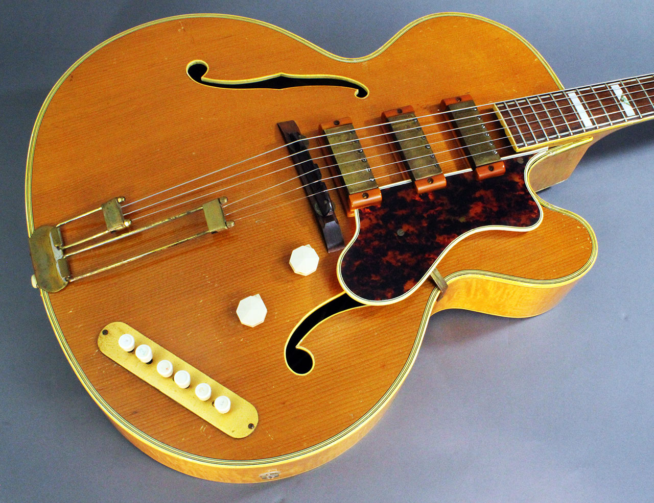 Epiphone_zephyr_emperor_VT_1951_cons_top_1