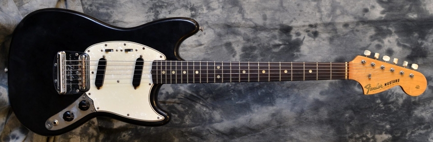 Fender_Mustang_Blk_1967(C)_Front