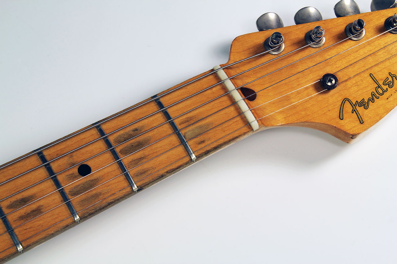 Fender_strat_1956_cons_fingerboard_wear_1.jpg 