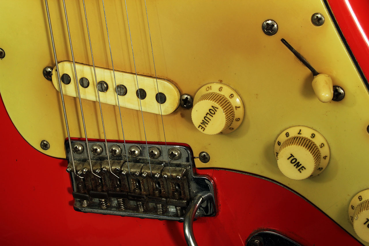 Fender_strat_1961_coral_bridge_1