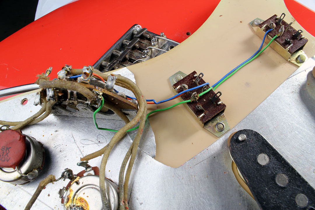 Fender_strat_1961_coral_extra_switches_3