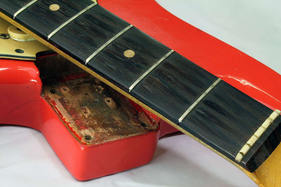 Fender_strat_1961_coral_fingerboard_2