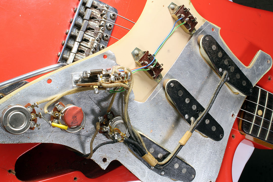 Fender_strat_1961_coral_wiring_4