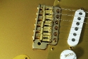 Fender_strat_gold_LTD_1989_cons_bridge_1