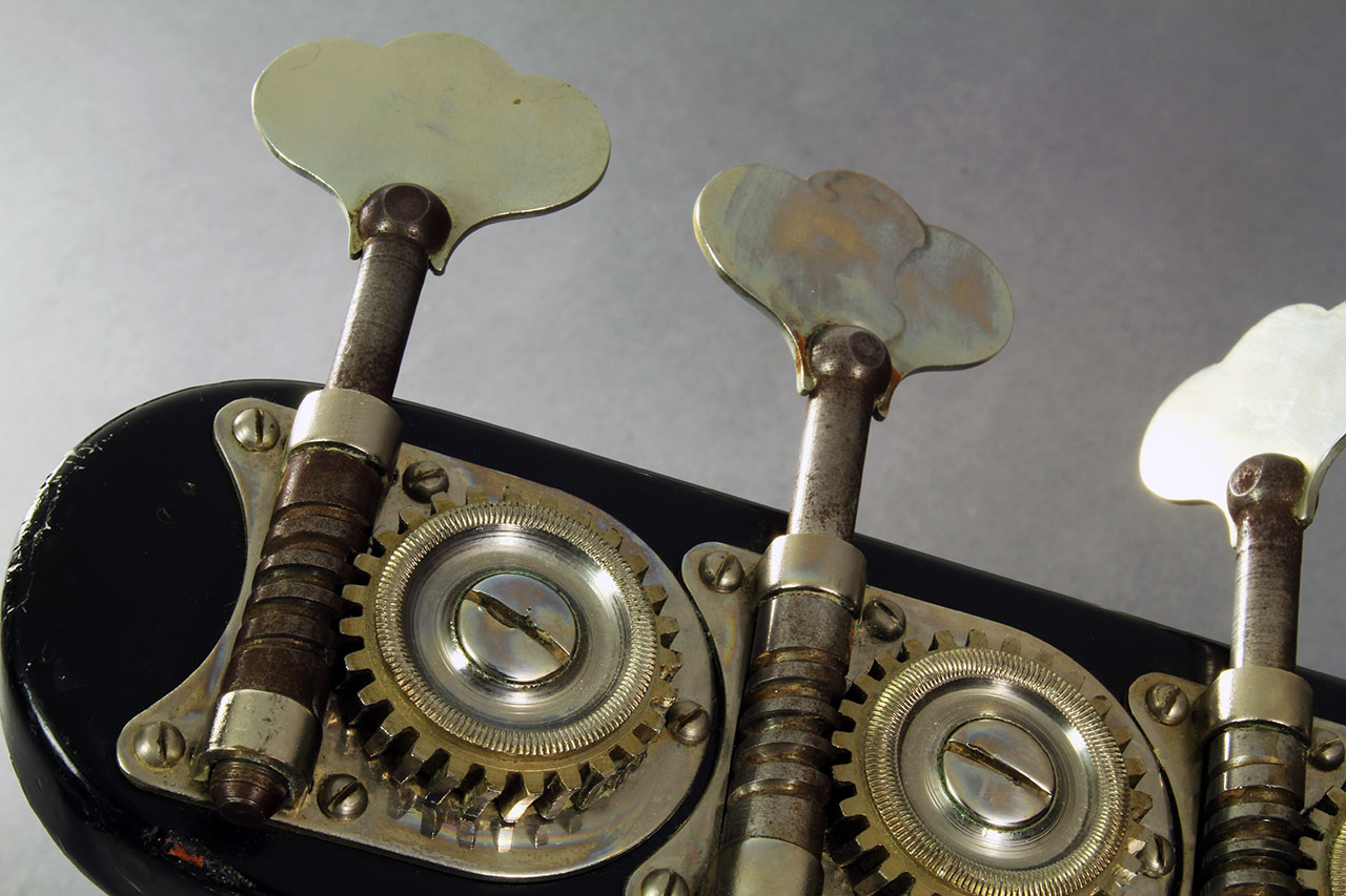 Hagstrom_coronado_iv_1967_cons_tuner_detail_1