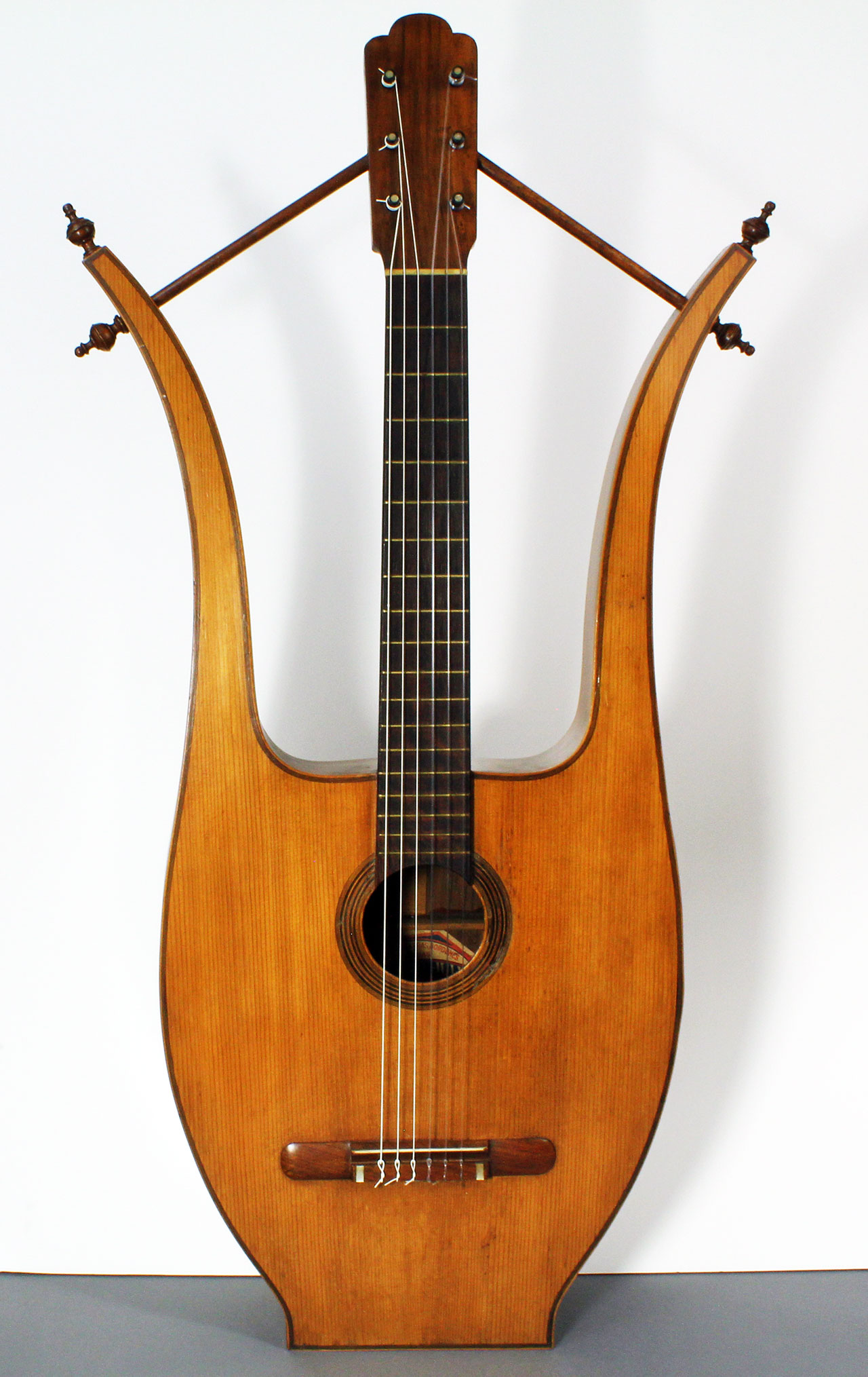 Telesforo_Julve_lyra_guitar_1900_cons_standing_1