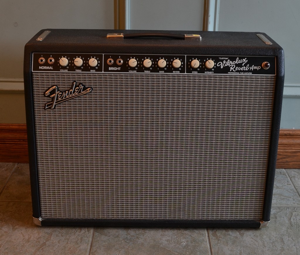 Here is a Fender Custom Vibrolux Reverb from 2009 which is in very clean shape.