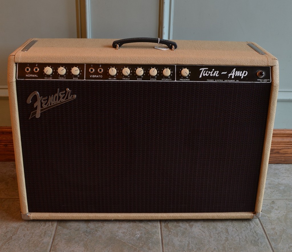 Here is a Fender Twin 1961 with tons of tone and volume!