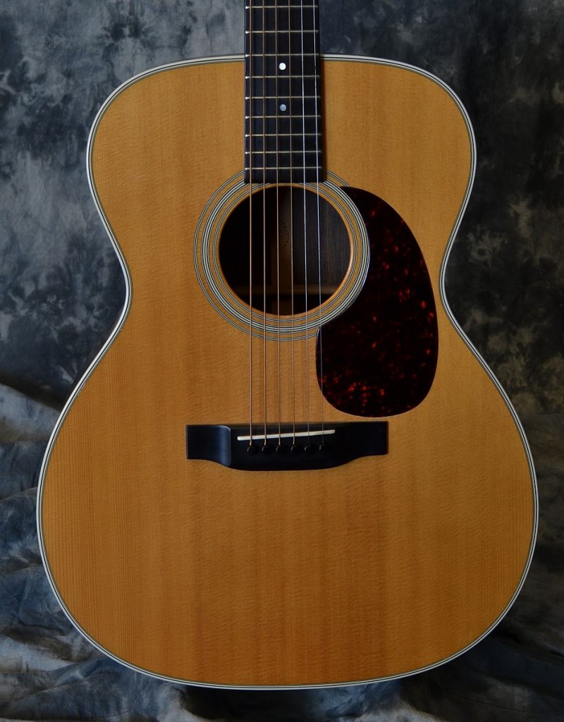 This Martin 000-28 is in very nice condition with only a bit of lacquer checking and some minor dings on the top. Sounds great, plays well and is really for gigs with the installed passive piezo pickup. Comes with the original hardshell case.